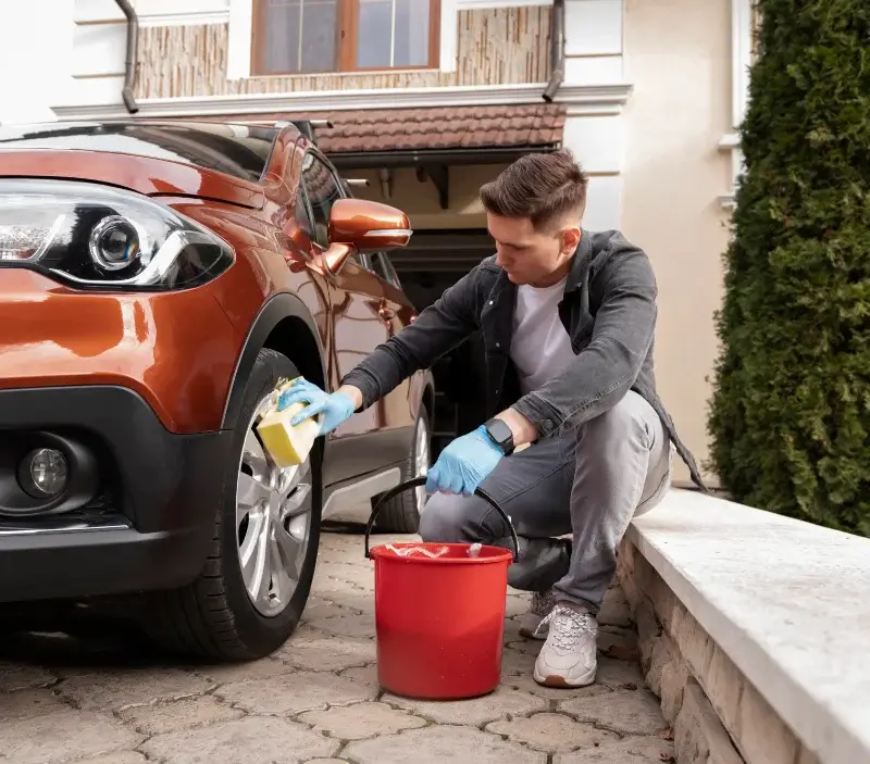 Lavage auto à domicile Croissy-sur-Seine : professionnel intervenant sur un véhicule